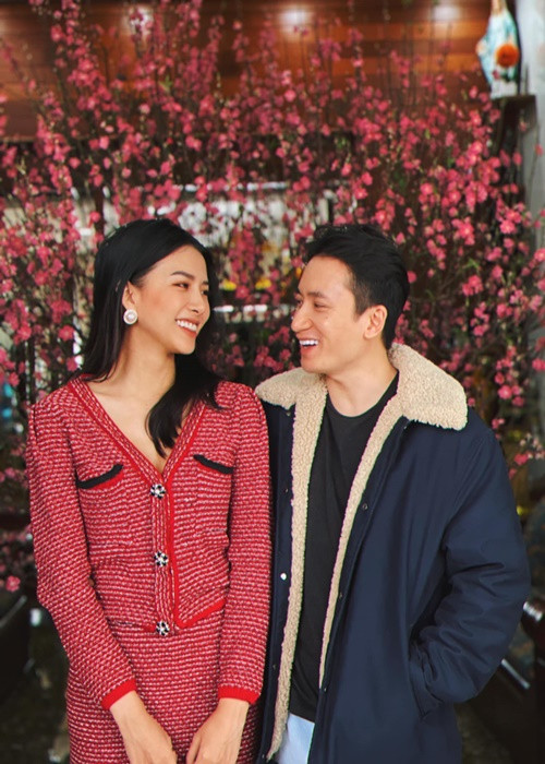 Bà xã Phan Mạnh Quỳnh khoe hôn nhân đẹp như trong mơ: "Từ 2 năm yêu nhau đến năm thứ 3 thì chồng đi chợ nấu ăn cho vợ, chén bát hay dọn dẹp thì thuê giúp việc, đến giờ gần 7 năm vậy rồi. Chồng đi diễn thì đi cùng để đi chơi luôn, lười không đi thì mình ở nhà rủ bạn bè đi ăn, đi làm này làm kia. Tiền thì đưa vợ giữ, vợ nhờ gì cũng cố đó mà làm. Nói chung tình trạng hôn nhân vui vẻ trêu nhau cả ngày, rồi còn chuẩn bị đứa con đầu lòng nên khoảng thời gian này mình thấy rất ok...". Ảnh: FBNV