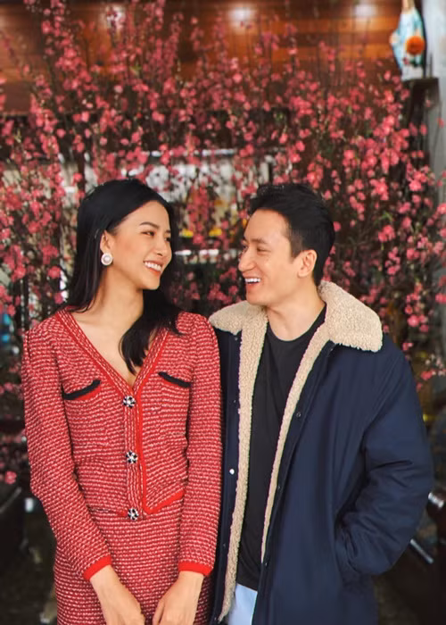 Bà xã Phan Mạnh Quỳnh khoe hôn nhân đẹp như trong mơ: "Từ 2 năm yêu nhau đến năm thứ 3 thì chồng đi chợ nấu ăn cho vợ, chén bát hay dọn dẹp thì thuê giúp việc, đến giờ gần 7 năm vậy rồi. Chồng đi diễn thì đi cùng để đi chơi luôn, lười không đi thì mình ở nhà rủ bạn bè đi ăn, đi làm này làm kia. Tiền thì đưa vợ giữ, vợ nhờ gì cũng cố đó mà làm. Nói chung tình trạng hôn nhân vui vẻ trêu nhau cả ngày, rồi còn chuẩn bị đứa con đầu lòng nên khoảng thời gian này mình thấy rất ok...". Ảnh: FBNV