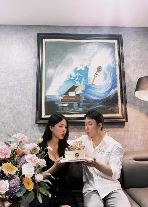 Phan Mạnh Quỳnh luôn chiều chuộng Khánh Vy từ nấu ăn cho vợ, đưa hết tiền cho vợ. Ảnh: Yeah1