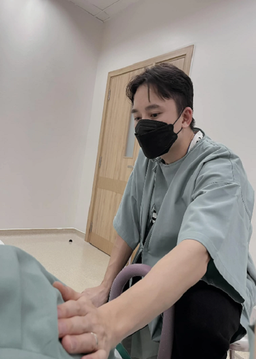 Khánh Vy hài hước chia sẻ, trong phòng sinh, Phan Mạnh Quỳnh khóc nức nở, tiếng còn to hơn cả tiếng khóc của mẹ lẫn con gái. Ảnh: Arttimes