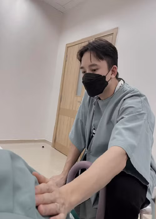 Khánh Vy hài hước chia sẻ, trong phòng sinh, Phan Mạnh Quỳnh khóc nức nở, tiếng còn to hơn cả tiếng khóc của mẹ lẫn con gái. Ảnh: Arttimes