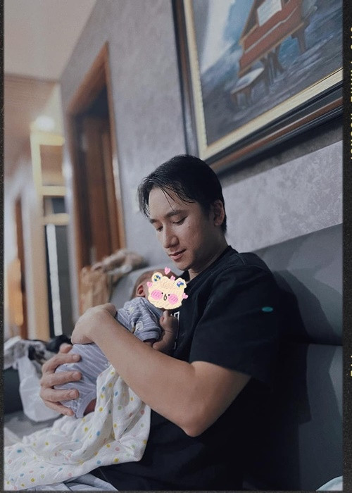 Phan Mạnh Quỳnh dành thời gian cùng vợ chăm sóc con gái. Ảnh: Em đẹp