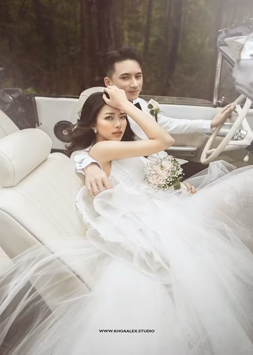 Vợ chồng Phan Mạnh Quỳnh công khai chuyện tình cảm năm 2016. Năm 2021, cả hai tổ chức đám cưới sau 1 năm hoãn hôn lễ vì dịch bệnh. Ảnh: FBNV