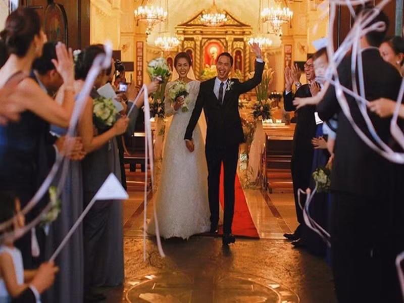 Nàng ngọc nữ diện váy cưới của nhãn hiệu áo cưới danh tiếng Monique Lhuillier giá hơn 200 triệu đồng. Ảnh: Instagram