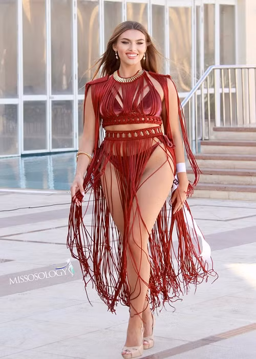 Đại diện Belarus - Yanina Spica gây ấn tượng ở nhiều phần thi phụ. Trước chung kết, cô giành chiến thắng phần thi trình diễn trang phục dạo biển, về thứ hai phần thi Trang phục môi trường. Ảnh: Missosology