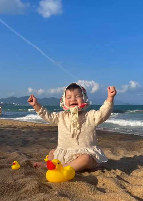 Một số cư dân mạng đặt biệt danh cho bé Pamela là "mầm non giải trí".