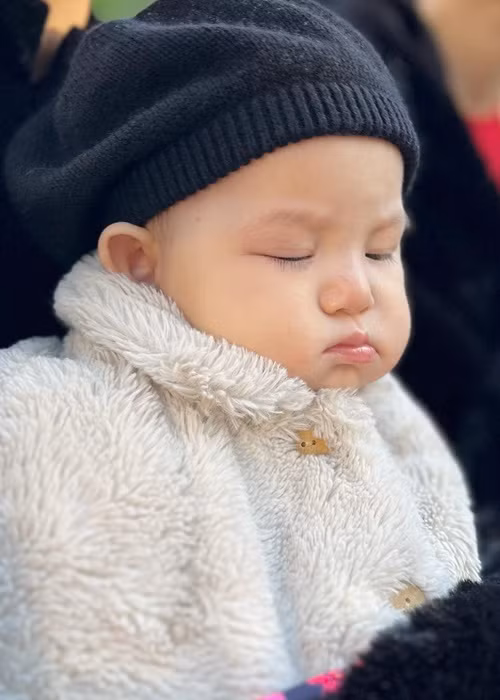 Do gương mặt mang nhiều nét giống bố, con gái Salim bị nhiều người lầm tưởng là con trai.