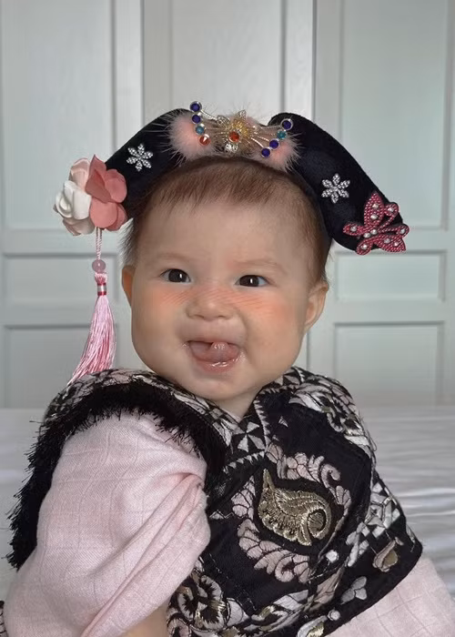 Con gái của hot girl Salim có không ít khoảnh khắc đáng yêu.