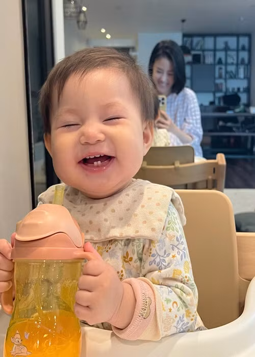 Nụ cười đốn tim nhiều cư dân mạng của con gái Salim - Hải Long.
