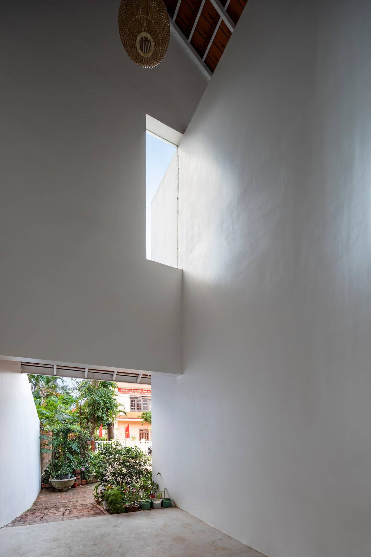 Ánh sáng được khai thác bằng nhiều cách khác nhau, từ các khoảng sân trong, kính lấy sáng trên mái, cửa sổ kính… mang lại sự chuyển tiếp không gian trong và ngoài nhà.