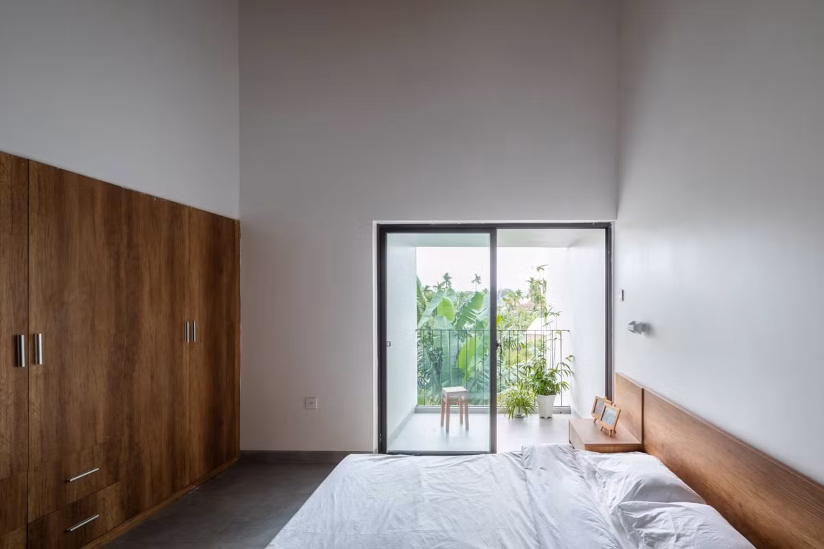 Tất cả các phòng ngủ đều nằm tại phía cuối nhà, đảm bảo sự riêng tư và yên tĩnh. Phòng ngủ tối giản, được bố trí tại “nhà dưới” nhưng vẫn đảm bảo sự kết nối với không gian sinh hoạt.