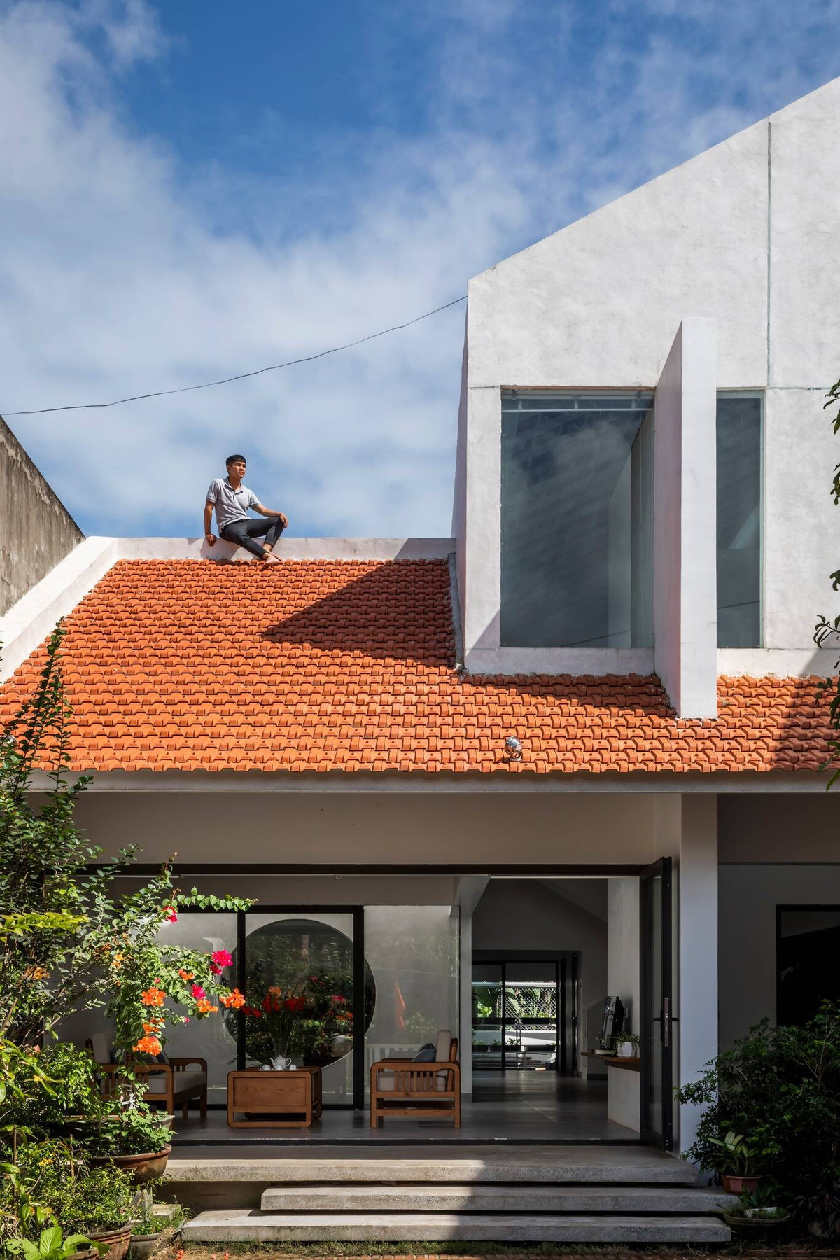 Cây xanh bố trí dọc hai bên nhà. Quảng Ngãi House có hàng hiên dài yên bình, có tác dụng che chắn nắng và như nối liền không gian bên trong và thế giới thiên nhiên bên ngoài. Khí hậu trong nhà nhờ hàng hiên sẽ được điều tiết để mang lại sự thoải mái, thư giãn.