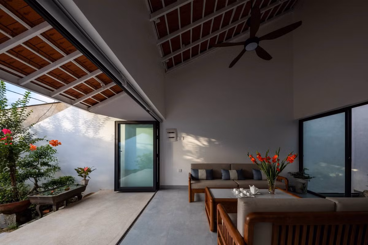 Chỉ cần mở cánh cửa kính ra, gia chủ có thể cảm nhận thiên nhiên trọn vẹn.