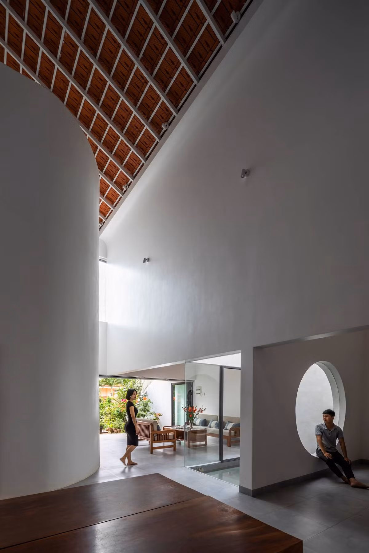 Đường nét mềm mại được đưa vào tạo ra một điểm nhấn ở vị trí chuyển giao hai không gian.