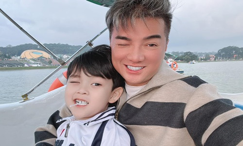 Mr Dam vui ve ben con, viet an y giua on ao xung “vua”