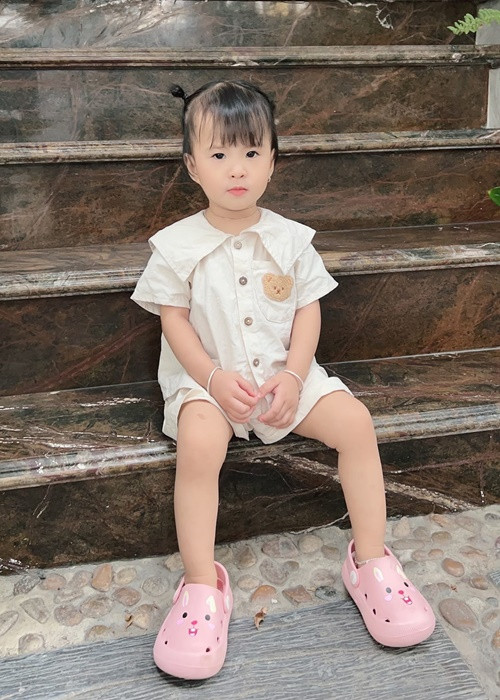 Bé Sol thừa hưởng những nét đẹp từ bố mẹ như đôi mắt hí của bố, làn da trắng hồng của mẹ.