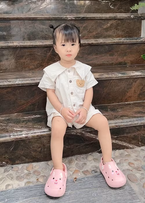 Bé Sol thừa hưởng những nét đẹp từ bố mẹ như đôi mắt hí của bố, làn da trắng hồng của mẹ.