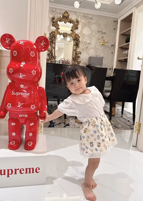 Bé Sol được mẹ chăm chút cho vẻ ngoài.