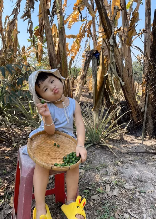 Bé Sol thích chu môi mỗi khi chụp ảnh.