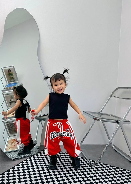 Khi con gái bướng bỉnh, ăn vạ, Thiên An có cách xử lý khéo léo.