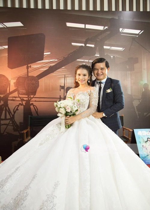 Võ Thanh Hòa kết hôn với Mai Bảo Ngọc. Nửa kia của nam đạo diễn sinh năm 1991, là diễn viên. Vợ chồng Võ Thanh Hòa luôn đồng hành cùng nhau trong cuộc sống lẫn công việc. Ở dự án phim “Siêu lừa gặp siêu lầy”, Võ Thanh Hòa làm đạo diễn còn vợ là nhà sản xuất. Ảnh: Khám phá