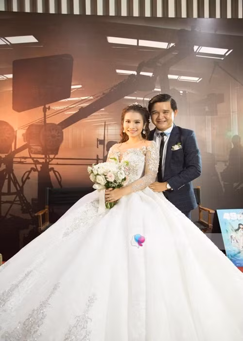 Võ Thanh Hòa kết hôn với Mai Bảo Ngọc. Nửa kia của nam đạo diễn sinh năm 1991, là diễn viên. Vợ chồng Võ Thanh Hòa luôn đồng hành cùng nhau trong cuộc sống lẫn công việc. Ở dự án phim “Siêu lừa gặp siêu lầy”, Võ Thanh Hòa làm đạo diễn còn vợ là nhà sản xuất. Ảnh: Khám phá