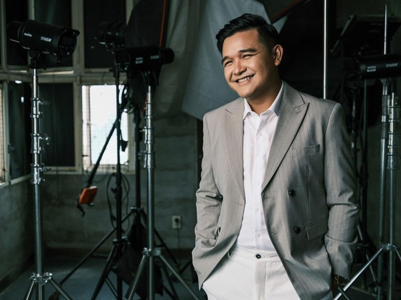 Võ Thanh Hòa từng chia sẻ trên Pháp luật Việt Nam, khi đi du học anh đã từ chối nhiều lời mời làm việc ở nước ngoài. Anh muốn quay về quê hương để tạo ra những bộ phim lồng ghép yếu tố thuần Việt. Ảnh: Pháp luật Việt Nam