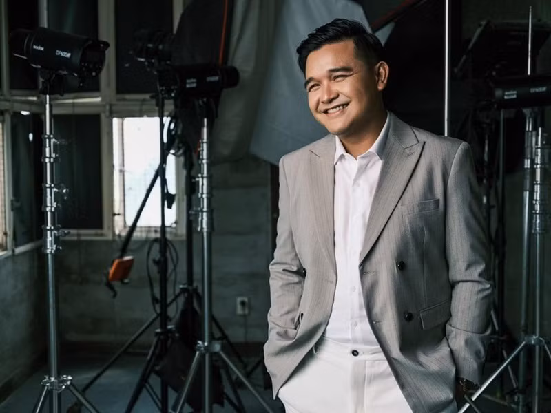 Võ Thanh Hòa từng chia sẻ trên Pháp luật Việt Nam, khi đi du học anh đã từ chối nhiều lời mời làm việc ở nước ngoài. Anh muốn quay về quê hương để tạo ra những bộ phim lồng ghép yếu tố thuần Việt. Ảnh: Pháp luật Việt Nam