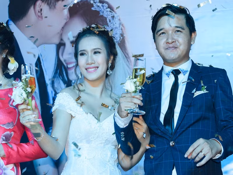 “Có những lúc nhìn vợ vất vả, tôi thấy thương và cảm kích vô cùng. Điều quan trọng là chúng tôi có cùng chí hướng, cùng đam mê với phim ảnh. Vậy nên dù đôi lúc làm việc có căng thẳng, mệt mỏi tôi vẫn rất yên tâm, bởi vì vợ luôn ở cạnh để làm chỗ dựa tinh thần cho tôi thỏa sức làm phim", Võ Thanh Hòa chia sẻ trên VTC. Ảnh: Dân Việt