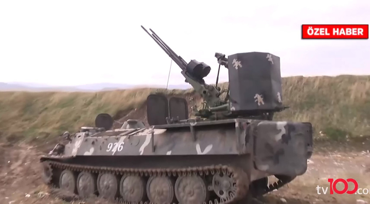 Armenia còn mất tổng cộng 45 xe chiến đấu bọc thép, trong đó 24 chiếc bị phá hủy và 21 chiếc bị phía Azerbaijan bắt giữ gồm các loại: 12 xe chiến đấu MT-LB, 2 ZSU-23-4 Shika,1 BRM-1K, 3 BRDM-2, 1 BTR-70, 4 BTS-4 và 2 chiếc chưa xác định loại. Azerbaijan cũng bị phá hủy 13 chiếc và bắt giữ 8 chiếc: 8 BTR-70, 1 IMR-2 và 4 chiếc khác. Ảnh: Xe MTLB của Armenia tại chiến trường.