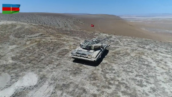 Phía Azerbaijan chỉ mất 30 chiếc T-72 các loại:1 T-72U, 3 T-72A, 8 T-72AV/Aslan, 3 T-90S và 15 chiếc T-72 chưa xác định phiên bản. Ảnh: Xe tăng T-90 của Azerbaijan trong một lần treo cờ Thổ Nhĩ Kì ở tiền tuyến.