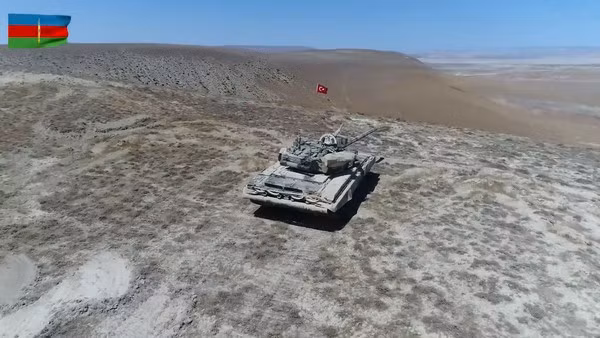Phía Azerbaijan chỉ mất 30 chiếc T-72 các loại:1 T-72U, 3 T-72A, 8 T-72AV/Aslan, 3 T-90S và 15 chiếc T-72 chưa xác định phiên bản. Ảnh: Xe tăng T-90 của Azerbaijan trong một lần treo cờ Thổ Nhĩ Kì ở tiền tuyến.
