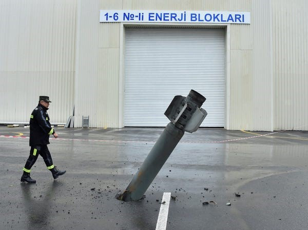 Pháo binh cũng là một lực lượng khác của Armenia phải gánh chịu tổn thất nặng nề. Thống kê sơ bộ, Armenia mất 19 pháo tự hành có 17 bị phá hủy và 2 bị bắt giữ, bao gồm: 15 chiếc 2S1 Gozdika 122mm, 4 chiếc 2S3 Akatsiya 152mm. 72 hệ thống pháo phản lực phóng loạt bị phá hủy: 65 BM-21 Grad, 2 WM-80 273mm, 1 TOS_1A 220mm, 4 BM-30 Smerch 300mm. Ảnh: Đuôi đạn Smerch-300 rơi xuống lãnh thổ Azerbaijan.