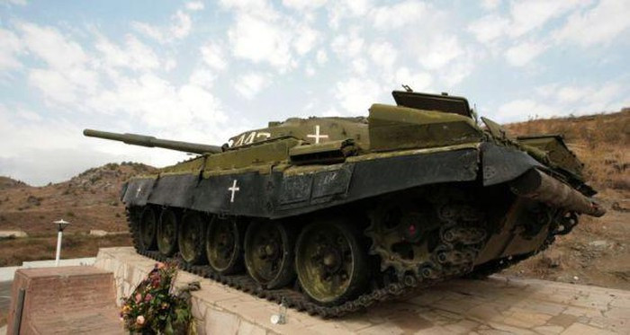 Người phụ trách chuyên mục cho tạp chí "Kho vũ khí của Tổ quốc" - chuyên gia mitry Drozdenko đồng ý việc yếu tố Armenia thiếu một hệ thống phòng không phù hợp, đào tạo nhân lực kém đóng vai trò quan trọng trong cuộc chiến Karabakh.