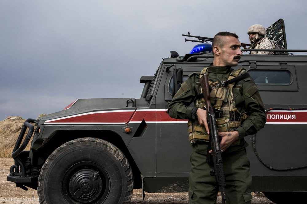 “Một nguồn tin quân sự đã cho biết về vụ nổ nhằm vào quân đội Nga tại một địa điểm ở miền Nam Syria. Có những người bị thương nặng, họ đã được đưa đến căn cứ Hmeimim”, các nhà báo Syria tường thuật.