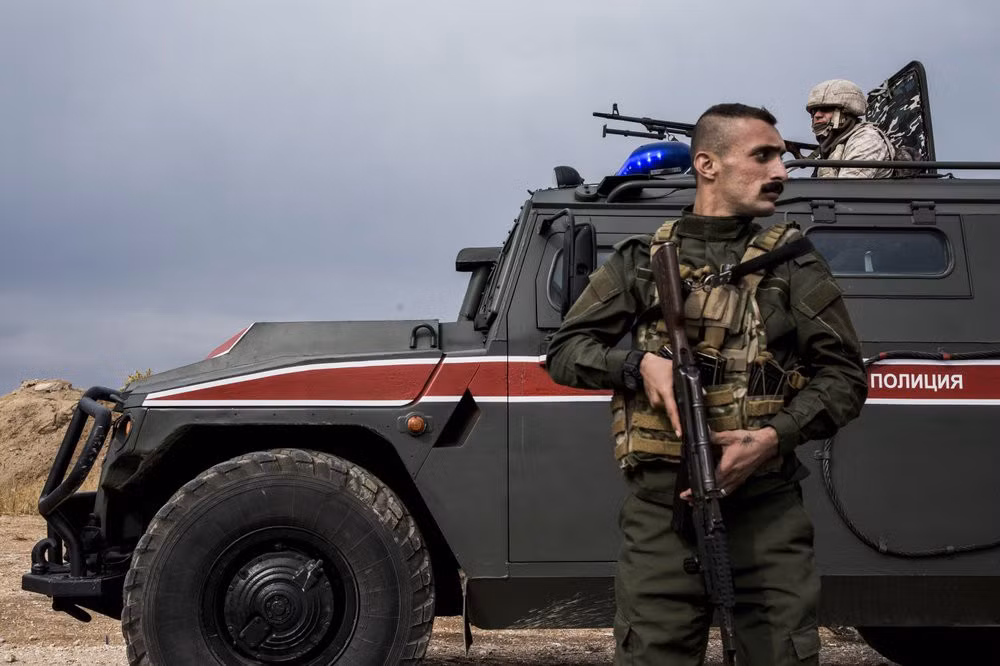 “Một nguồn tin quân sự đã cho biết về vụ nổ nhằm vào quân đội Nga tại một địa điểm ở miền Nam Syria. Có những người bị thương nặng, họ đã được đưa đến căn cứ Hmeimim”, các nhà báo Syria tường thuật.