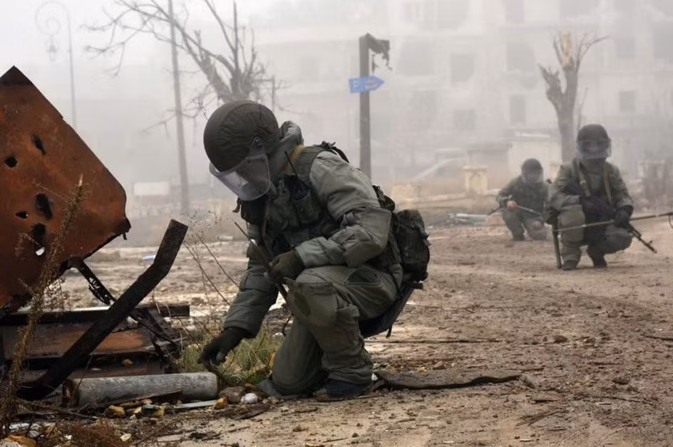 Việc diễn ra những cuộc tấn công thường xuyên hơn vào quân đội Nga, theo dữ liệu sơ bộ, có liên quan đến việc máy bay Nga nối lại những vụ ném bom nhằm vào phiến quân thánh chiến ở phía Tây Bắc Syria, tuy nhiên cho đến nay chưa có nhóm nào nhận trách nhiệm về những hành động trên.