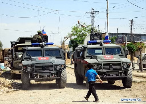 Trong bức ảnh được đăng tải có thể thấy một chiếc xe bọc thép của quân cảnh Nga bị ném sang bên đường do vụ nổ của IED không xác định.