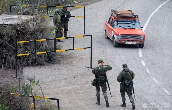 Trong khi đó, hàng không vận tải quân sự Nga đã cử thêm 5 máy bay Il-76 cùng với quân đội Nga từ Ulyanovsk để tham gia hoạt động gìn giữ hòa bình ở Nagorno-Karabakh.