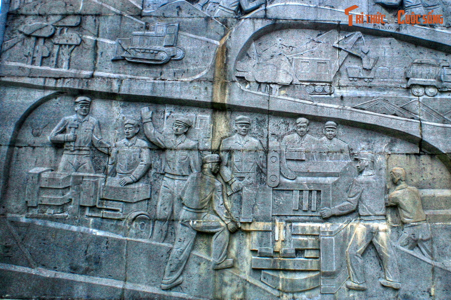 Kể từ khi đi vào khai thác trên quy mô lớn, mỏ thiếc Tĩnh Túc đã trở thành đứa con đầu lòng của ngành khai khoáng, luyện kim màu của Việt Nam Dân chủ Cộng hòa. Công trình cũng góp phần thắt chặt tinh thần hữu nghị Việt - Xô. Ảnh: Hoạt động sản xuất ở mỏ thiếc được tái hiện trên phù điêu.