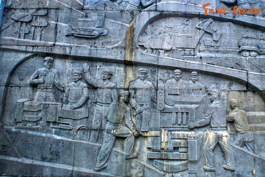 Kể từ khi đi vào khai thác trên quy mô lớn, mỏ thiếc Tĩnh Túc đã trở thành đứa con đầu lòng của ngành khai khoáng, luyện kim màu của Việt Nam Dân chủ Cộng hòa. Công trình cũng góp phần thắt chặt tinh thần hữu nghị Việt - Xô. Ảnh: Hoạt động sản xuất ở mỏ thiếc được tái hiện trên phù điêu.