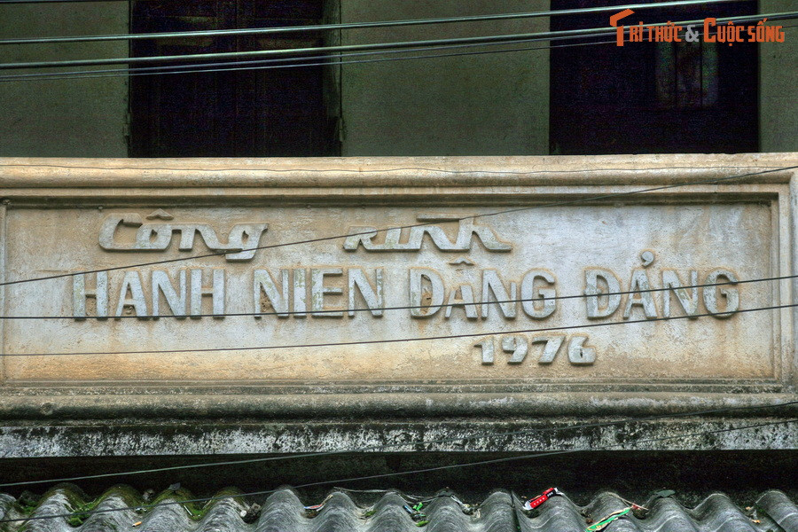 Theo biểu đồ thống kê, mỏ đạt sản lượng cao nhất vào năm 1962, với sản lượng khai thác lên đến 619 tấn quặng thiếc. Năm 1967 là thời điểm số lượng công nhân của mỏ đạt đỉnh với tổng số 3.000 người. Ảnh: Bức phù điêu có từ năm 1976 tại khu nhà công nhân mỏ.