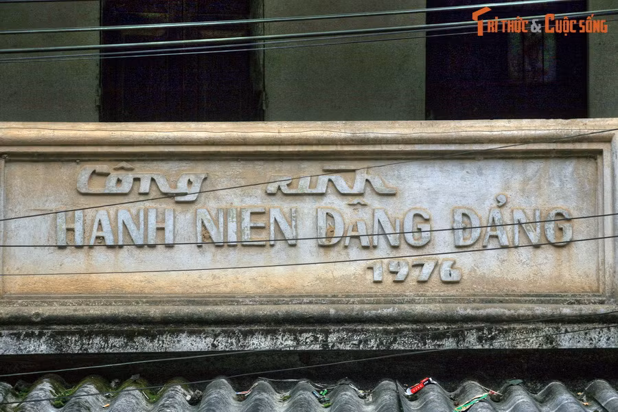 Theo biểu đồ thống kê, mỏ đạt sản lượng cao nhất vào năm 1962, với sản lượng khai thác lên đến 619 tấn quặng thiếc. Năm 1967 là thời điểm số lượng công nhân của mỏ đạt đỉnh với tổng số 3.000 người. Ảnh: Bức phù điêu có từ năm 1976 tại khu nhà công nhân mỏ.