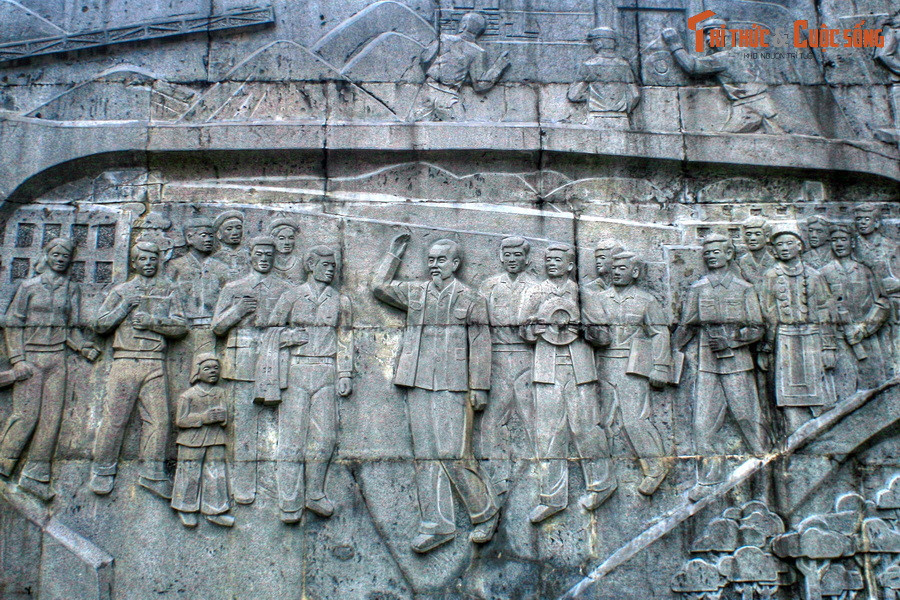 Vượt qua mọi thách thức, tập thể cán bộ mỏ thiếc đã làm ra những thỏi thiếc đầu tiên trong sự phấn khởi vô bờ. Ngày 15/9/1958, Mỏ Thiếc Tĩnh Túc vinh dự được Bác Hồ về thăm và động viên. Ảnh: Cảnh Bác Hồ về thăm mỏ thiếc được tạc trên phù điêu.