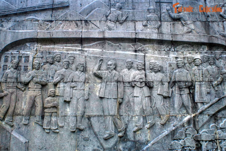 Vượt qua mọi thách thức, tập thể cán bộ mỏ thiếc đã làm ra những thỏi thiếc đầu tiên trong sự phấn khởi vô bờ. Ngày 15/9/1958, Mỏ Thiếc Tĩnh Túc vinh dự được Bác Hồ về thăm và động viên. Ảnh: Cảnh Bác Hồ về thăm mỏ thiếc được tạc trên phù điêu.