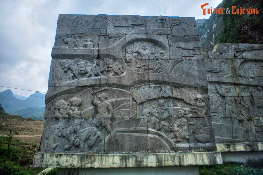 Khi ấy, để làm ra hạt quặng, người thợ mỏ phải vượt qua nhiều khó khăn, gian khổ do địa hình hiểm trở, thời tiết khắc nghiệt. Chưa kể, thời kì này Việt Nam vẫn thiếu thốn về trang thiết bị, nguồn thực phẩm. Ảnh: Phù điêu sau tượng đài, với nội dung thể hiện lịch sử đấu tranh và phát triển của Mỏ thiếc, kể từ thời thực dân đô hộ cho đến nay.