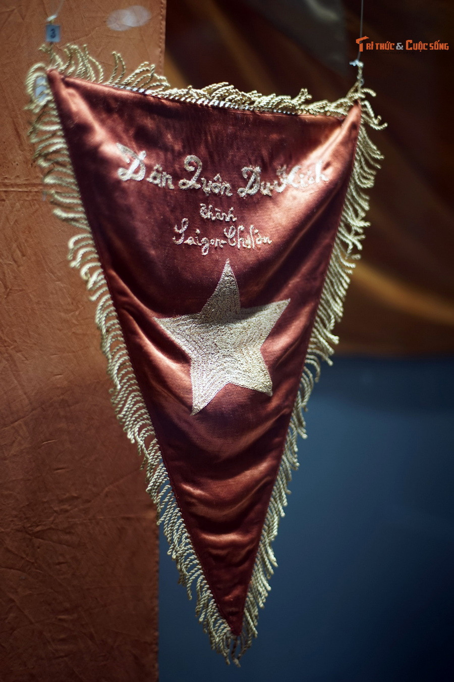 Cờ thi đua "Quân dân du kích thành Sài Gòn - Chợ Lớn" tặng cho đơn vị có thành tích trong kháng chiến chống Pháp, năm 1946-1947.