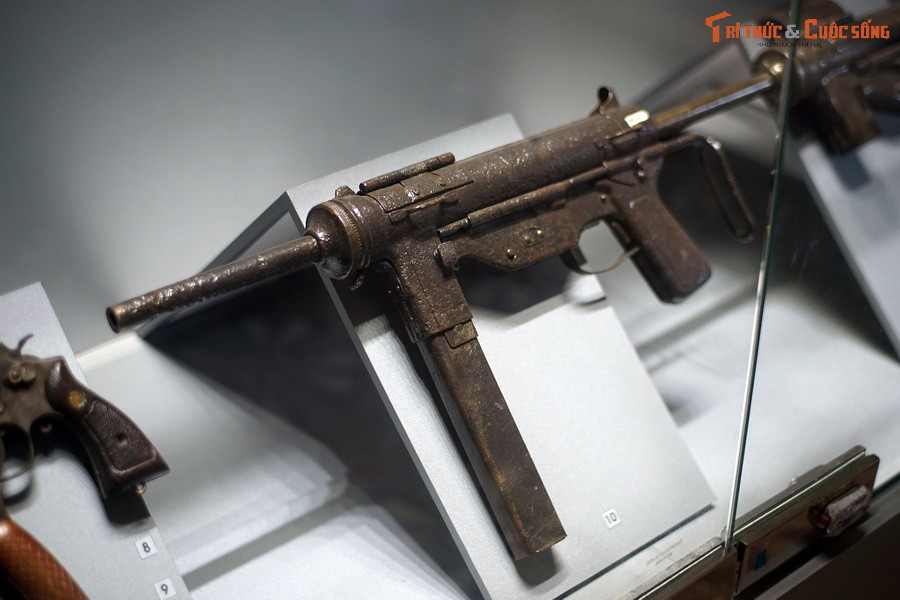 Súng Mitraillette: Đồng chí Vũ Thanh Hùng, Tiểu đội phó Đội tự vệ hãng Faci, tịch thu của lính Pháp tại bốt Quận 6 ngày 23/9/1945 và sử dụng trong kháng chiến chống Pháp 1945-1954.