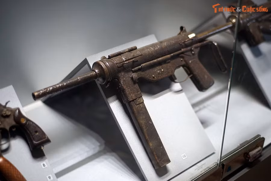Súng Mitraillette: Đồng chí Vũ Thanh Hùng, Tiểu đội phó Đội tự vệ hãng Faci, tịch thu của lính Pháp tại bốt Quận 6 ngày 23/9/1945 và sử dụng trong kháng chiến chống Pháp 1945-1954.