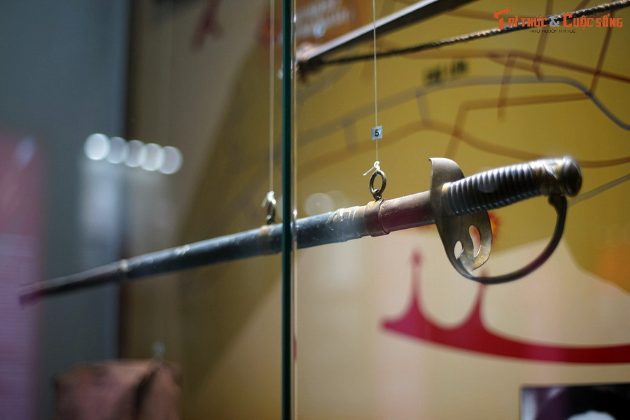 Gươm: Ông Nguyễn Bân, Chỉ huy trưởng Mặt trận Thị Nghè tịch thu của quân Nhật năm 1945.